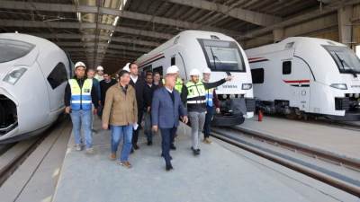 «الأنفاق» تنتهي من تركيب قضبان لـ«القطار السريع» بطول 133 كم