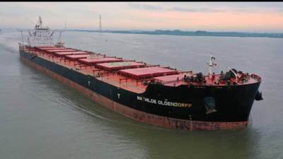  ميناء شرق بورسعيد يستقبل سفينة عملاقة محمّلة بـ165 ألف طن خام حديد 