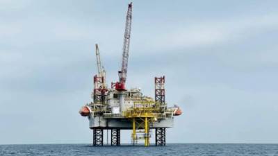 البترول: لا خسائر بشرية أو تلوث من حادث اصطدام ناقلة بمنصة بترولية