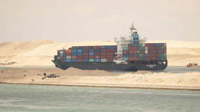قناة السويس تشهد اليوم عبور 56 سفينة بحمولات صافية 2.6 مليون طن