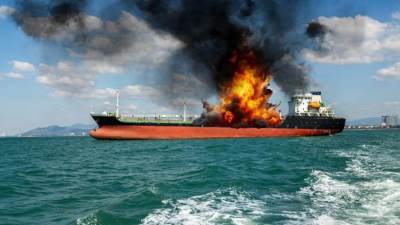 مصر تنفي صلتها بناقلة الغاز التي تعرضت لحادث قبالة السواحل الليبية