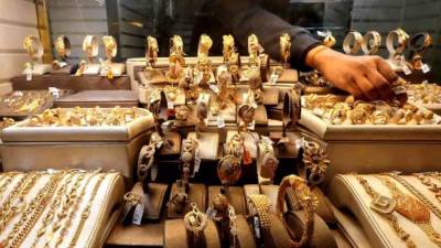 الذهب يتراجع والفضة تنخفض بنسبة 1% بنهاية تعاملات اليوم