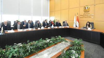 «نسى نفسه».. «عبد الرازق» يتجاوز البروتوكول ويجلس  بالصفوف الأولى في أول اجتماع لقيادات هيئة المجتمعات وأجهزتها