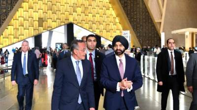 رئيس مجموعة البنك الدولي وحرمه يزوران المتحف المصري الكبير