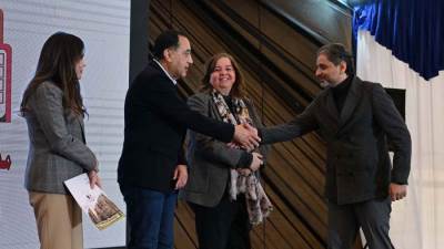 رئيس الوزراء يسلم عقود وحدات مبادرة "سكن لكل المصريين" بحدائق العاصمة