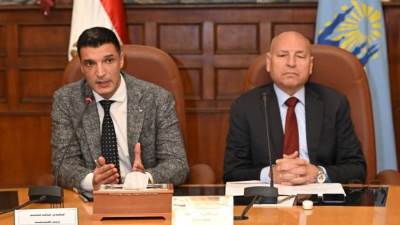 وزير الصناعة ومحافظ القاهرة يجتمعان مع مستثمري شق الثعبان لحل مشكلات المنطقة