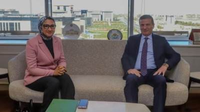 “فاروق” يبحث تعزيز التنمية الزراعية والتوسع في زراعة المحاصيل الاستراتيجية بالوادي الجديد