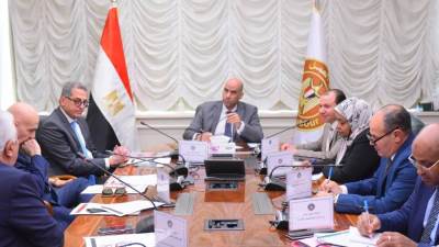 وزير العمل يؤكد للمجلس التصديري للملابس الجاهزة إزالة أي عقبات تواجه الصناعة