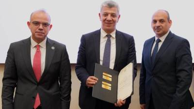 الاستثمار تُسلم 8 رخص ذهبية للمستثمرين مصرين وأجانب وعرب