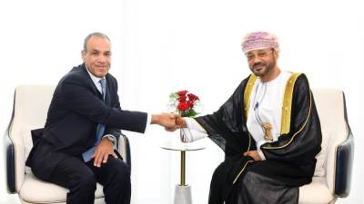 وزير الخارجية يبحث مع نظيره العُماني في مسقط سبل خفض التصعيد العسكري الراهن
