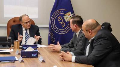 رئيس هيئة الدواء يبحث مع شركة سيرفييه مصر توطين الصناعات الدوائية المتطورة