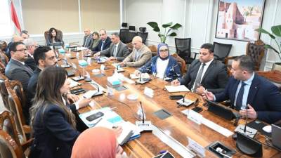 وزيرة الإسكان تتابع تسليم الوحدات بالأبراج الشاطئية وكومباند "مزارين" بمدينة العلمين الجديدة