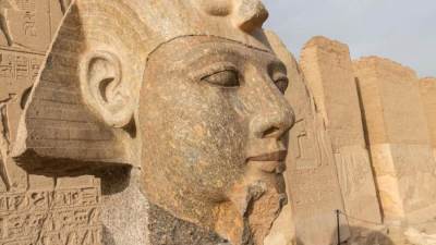 ترميم رأس تمثال رمسيس الثاني بمعبده في أبيدوس