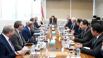 وزيرة الإسكان تتابع جهود توطين صناعة المهمات المستخدمة في مشروعات المرافق