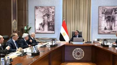 رئيس الوزراء يلتقي أعضاء اللجنة الاستشارية للشئون السياسية