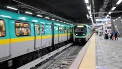 مترو الأنفاق: فصل التيار الكهربائي بمحطتي ساقية مكي والمنيب لسقوط السور الحديدي