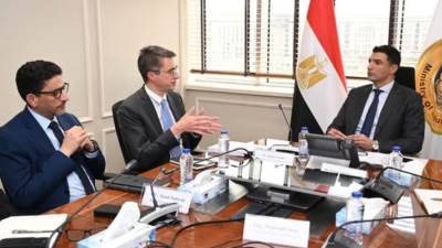 وزير الصناعة يبحث مع وفد البنك الدولي دعم المشروعات الصناعية في مصر