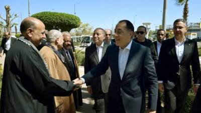 "مدبولي" يبدأ جولة تفقدية لسوق العبور و"كاري أون" لمتابعة الأسواق   