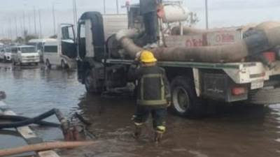 جهاز 6 أكتوبر يكثف جهوده لشفط مياه الأمطار وتحقيق السيولة المرورية