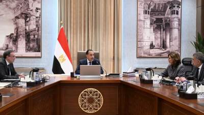 رئيس الوزراء يناقش خطة تطوير وتأهيل الكوادر بالجهاز الإداري للدولة