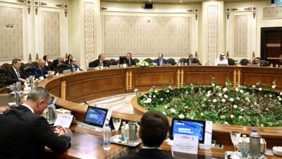 رئيس الوزراء يعقد مائدة مستديرة مع قيادات شركات الطاقة العالمية بمصر