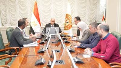 وزير العمل يتابع مع ممثلي شركة "SGT" تنفيذ منصة الخدمات الإلكترونية للوزارة