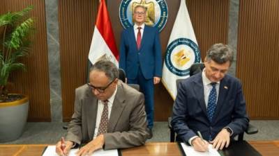 "البترول" توقع مذكرة نوايا مع “إيني” لتجديد الالتزام بمنطقة شمال بورسعيد