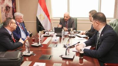 الكهرباء يبحث مع شركة "باوكو" الألمانية توطين صناعة مواسير وأنابيب الضغط