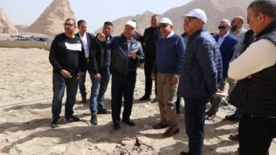 وزيرا النقل والكهرباء يتفقدان بجبل الجلالة لإقامة مشروعات لتوليد الكهرباء بطاقة الرياح