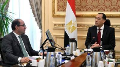 رئيس الوزراء يتابع مع وزير المالية ملفات العمل الاقتصادي والضريبي