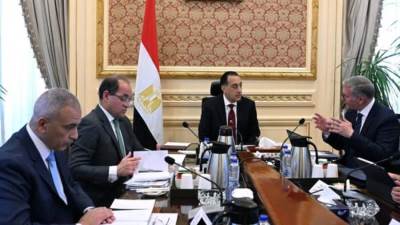 رئيس الوزراء يناقش مع وزيرى المالية والبترول توافر التمويل اللازم للمنتجات البترولية