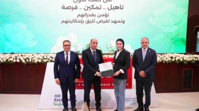 وزير العمل يسلم عقودًا لذوي الهمم ويكرم متدربين في مستشفى السعودي الألماني