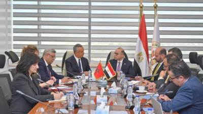 وزيرا الاستثمار  المصري والمغربي يبحثان ترفيع العلاقات إلى شراكات استثمارية