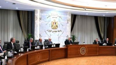 رئيس الوزراء يناقش خطط التوسع في مجالات الطاقة الجديدة والمتجددة