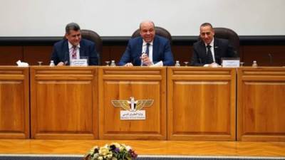 وزير الطيران المدني يعقد اجتماعًا موسعًا مع رؤساء شركات قطاع الطيران