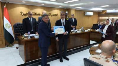 محافظ الجيزة يكرم المهندس ياسر عبد الحليم لجهوده في إدارة أزمة الطقس بحدائق أكتوبر