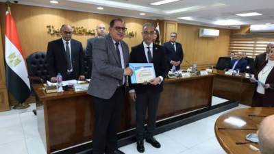 محافظ الجيزة يكرم المهندس بسام فضل لجهوده في إدارة أزمة الطقس بالشيخ زايد