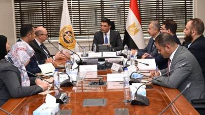 وزير الصناعة يبحث مع «سان جوبان» التوسع في مواد البناء المستدامة