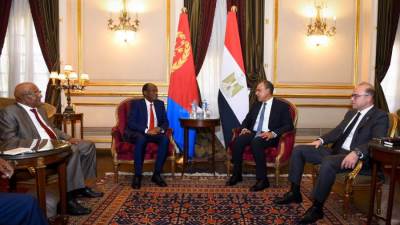 وزيرا الخارجية والاستثمار يلتقيان مستشار الاقتصادي للرئيس الإريتري