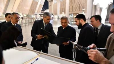 رئيس تتارستان يشيد بتجربة العرض المتحفي بالمتحف المصري الكبير