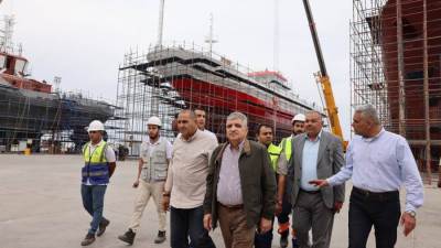 الفريق أسامة ربيع يتفقد أعمال بناء قاطرات"عزم"ويتابع معدلات بناء سفن الصيد"رزق"