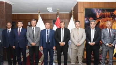 موانئ البحر الأحمر وشركة التمساح يوقعان عقدًا لتوريد 4 قاطرات و3 لنشات بحرية 