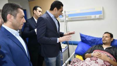 وزير الرياضة يزور أحد عاملي النظافة بنادي النادي للاطمئنان على حالته الصحية