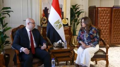 وزيرة التنمية المحلية تتابع مع "محافظ الفيوم" إعادة التوازن البيئي ببحيرة قارون