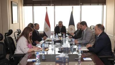 وزير السياحة يبحث تطوير منظومة الغوص والأنشطة البحرية وتحديث الضوابط