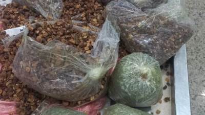 جمارك مطار القاهرة تضبط راكب بحوزته 3 كيلو ونصف من مخدر القات