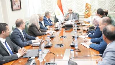 «أروجلو» التركية تناقش مع وزير العمل خطط للتوسع باستثمارات 800 مليون دولار أمريكي