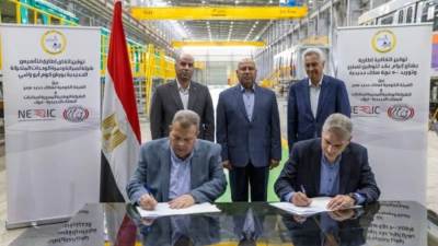 "النقل" توقع اتفاقيتين مع "نيرك" لتصنيع 500 عربة سكة حديد وتشغيل ورش كوم أبو راضي