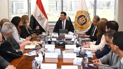 وزير الصناعة يبحث مع «فولكس فاجن» خطط تصنيع السيارات الكهربائية في مصر