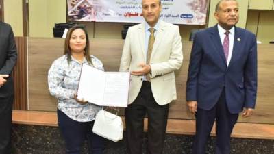 محافظ أسيوط يسلم 36 عقدًا لوحدات مجمع الصناعات الصغيرة ببني غالب